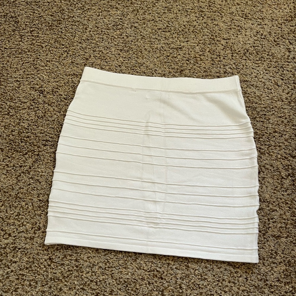 White mini skirt - Picture 4 of 4